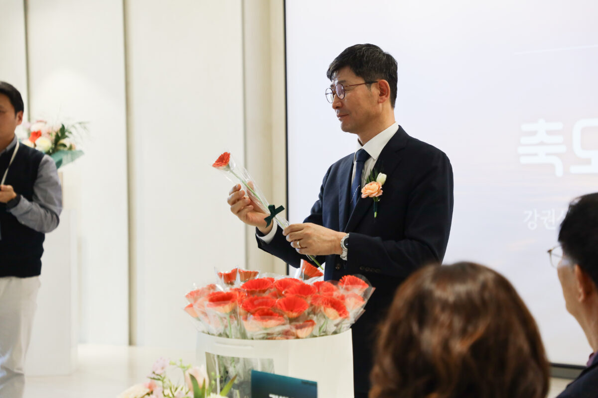 첫 날의 시작은 기업 예배로